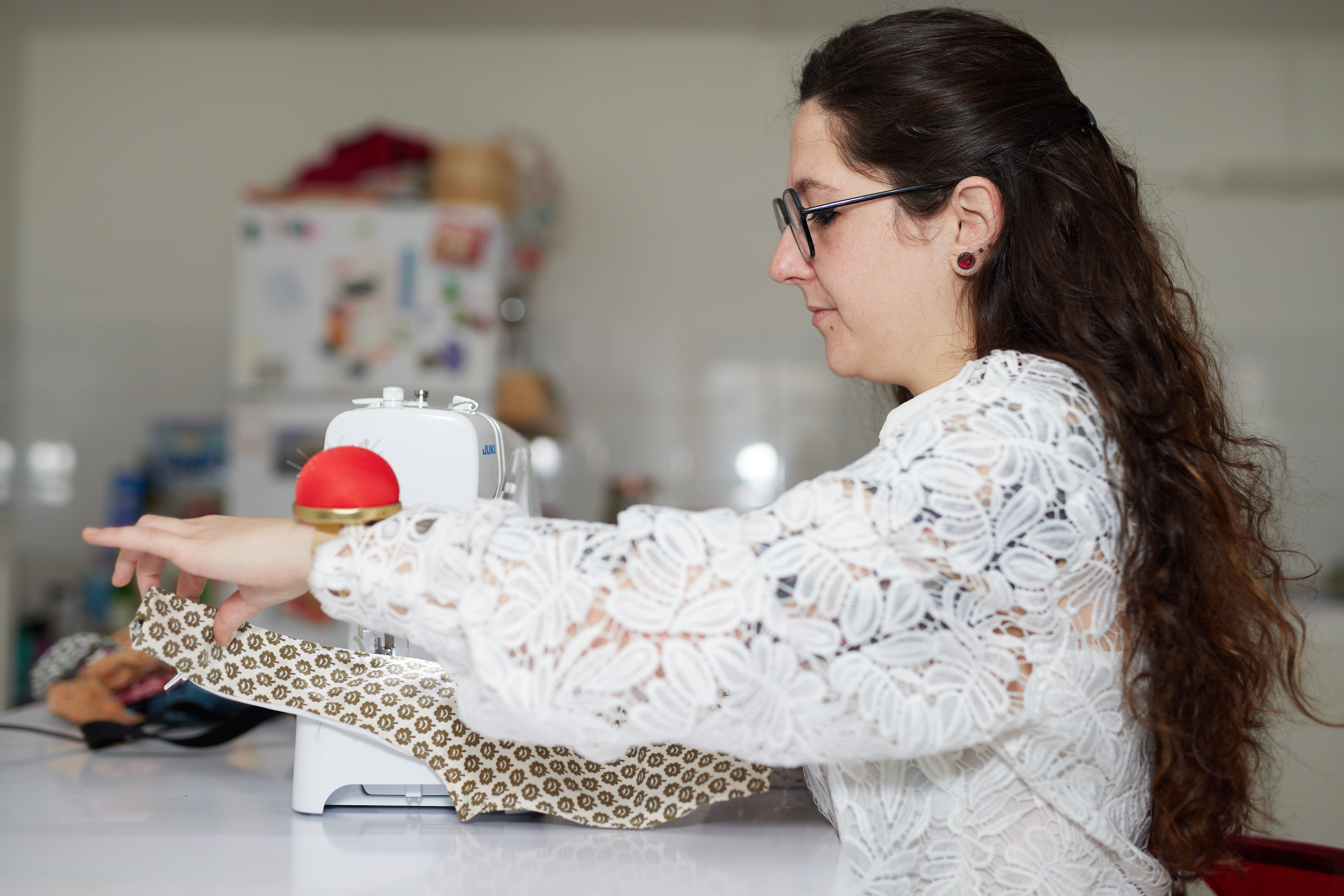 Léane Pinel, créatrice de Yeux de l'esprit, à l'atelier